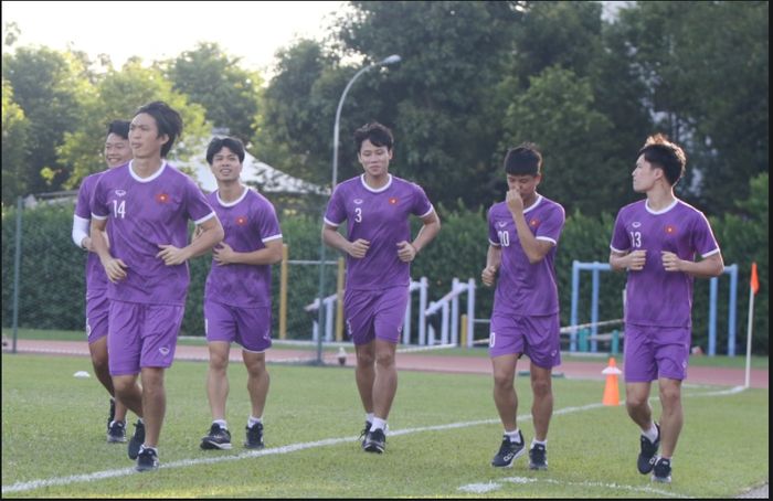 Para pemain timans Vietnam berlari ringan mengitari lapangan dalam latihan Senin (13/12/2021).