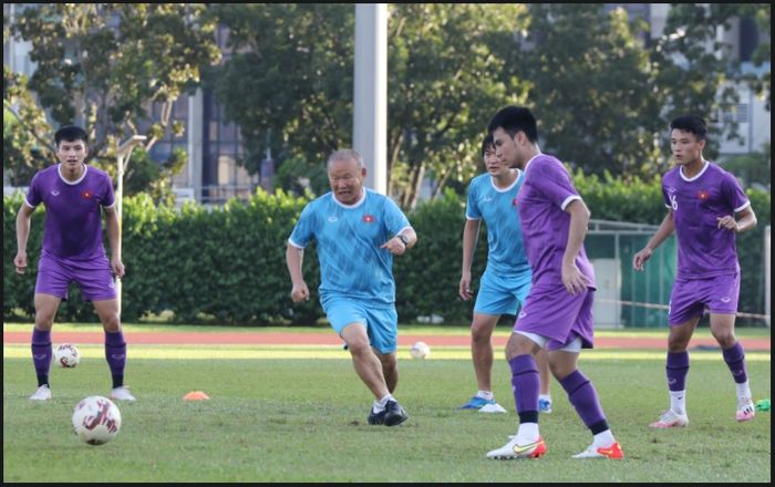 Pelatih timnas Vietnam, Park Hang-seo, ikut berlatih ringan bersama anak didiknya pada Senin (13/12/2021).