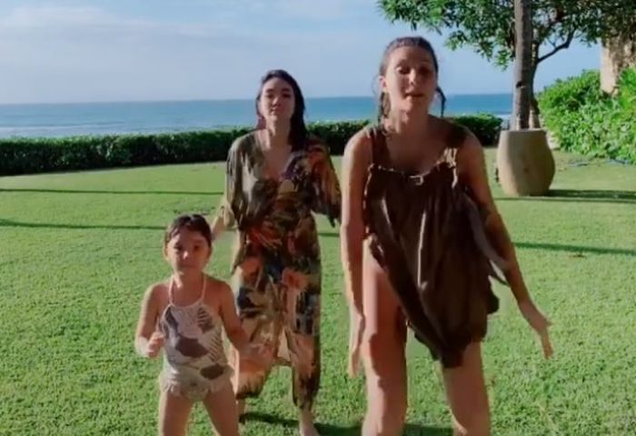 Gisel bergoyang cuma pakai daster basah