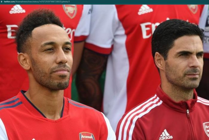 Pierre-Emerick Aubameyang dan Mikel Arteta dalam satu sesi foto di Arsenal.