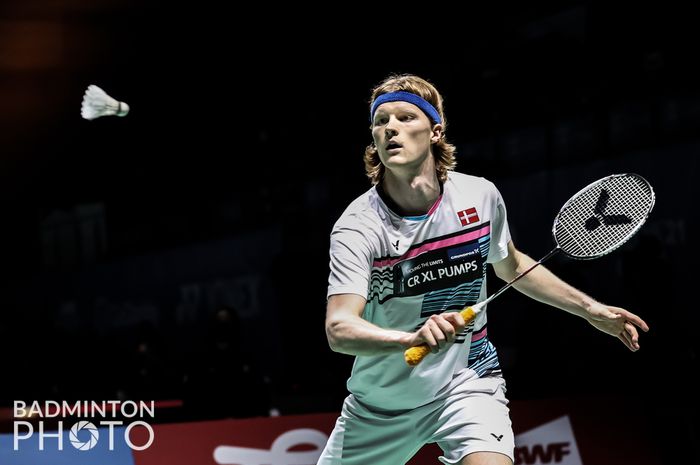 Aksi pebulu tangkis tunggal putra Denmark, Anders Antonsen, saat menghadapi Niluka Karunaratne (Srilanka) pada babak kedua Kejuaraan Dunia 2021 di Palacio de los Deportes Carolina Marin, Huelva, Spanyol, 15 Desember 2021.