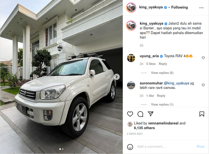 Tetap bernuansa megah nan klasik, penampakkan depan rumah artis Uya Kuya ini justru tetap luas meski dekat dengan jalan.