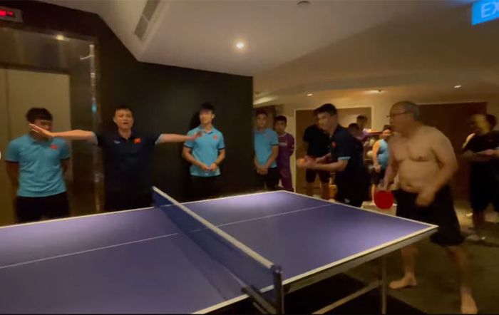 Pelatih timnas Vietnam, Park Hang-seo terlihat tanpa baju saat bermain tenis meja bersama pemainnya.