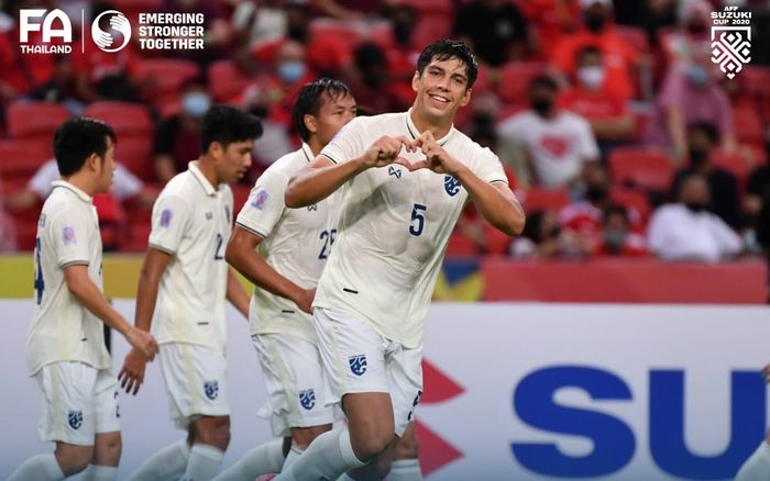 Pemain Thailand, Elias Dolah, merayakan gol yang dicetak ke gawang Singapura di Piala AFF 2020.