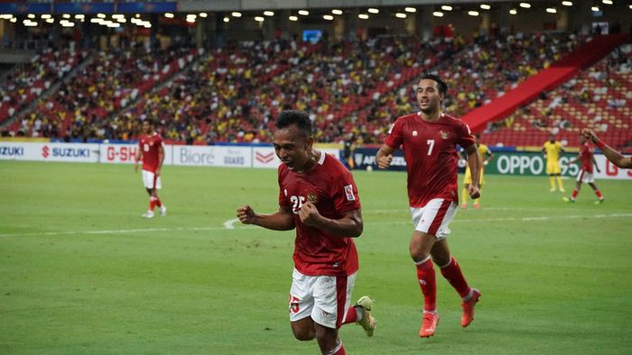 Pemain timnas Indonesia, Irfan Jaya, mencetak gol ke gawang Malaysia
