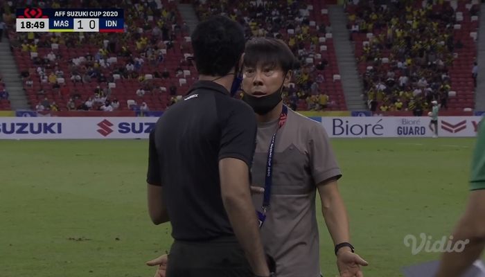 Shin Tae-yong memarahi wasit dalam laga Indonesia vs Malaysia (19/12/2021). 