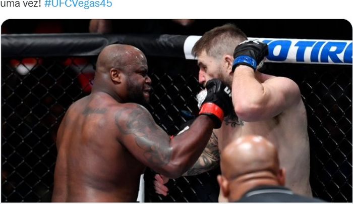 Derrick Lewis (kiri) melepas bogem keras ke arah jagoan yang juga mantan Polisi, Chris Daukaus (kanan) pada UFC Vegas 45, Minggu (19/12/2021) WIB.