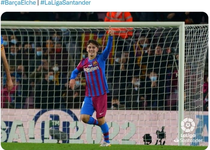Pemain muda Barcelona, Gavi, merayakan gol ke gawang Elche.