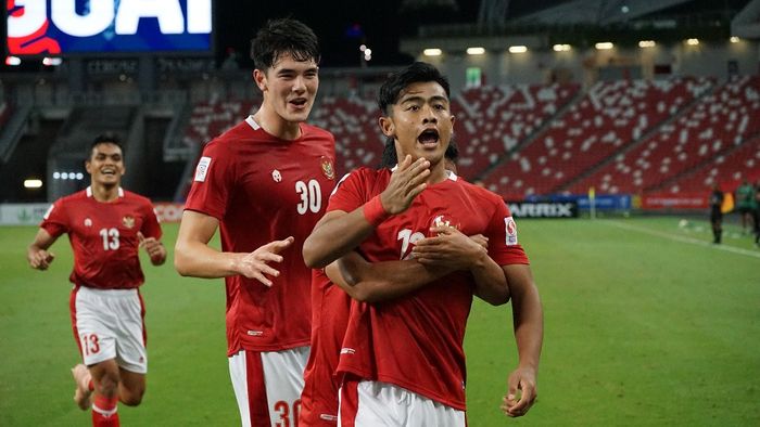 Pratama Arhan bersama pemain timnas Indonesia merayakan gol yang dicetaknya ke gawang Malaysia di Piala AFF 2020.