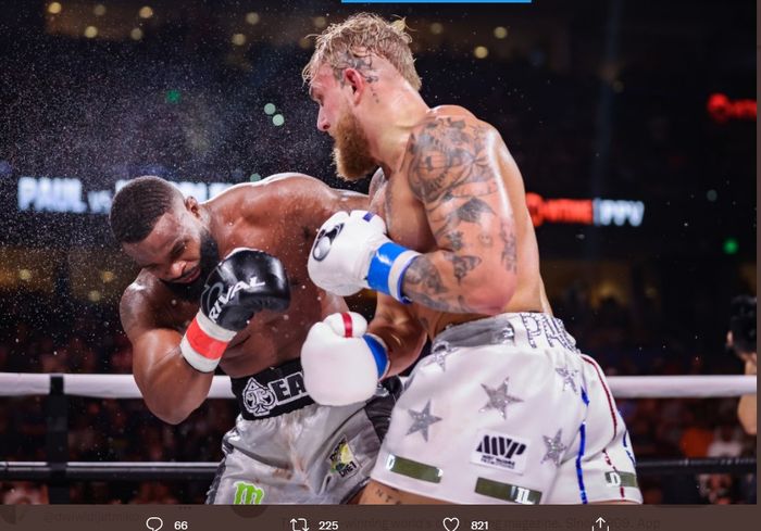 Jake Paul (kanan) memukul KO eks raja UFC, Tyron Woodley di ronde keenam dalam laga tinju pada Minggu (19/12/2021) WIB di Tampa, Florida.