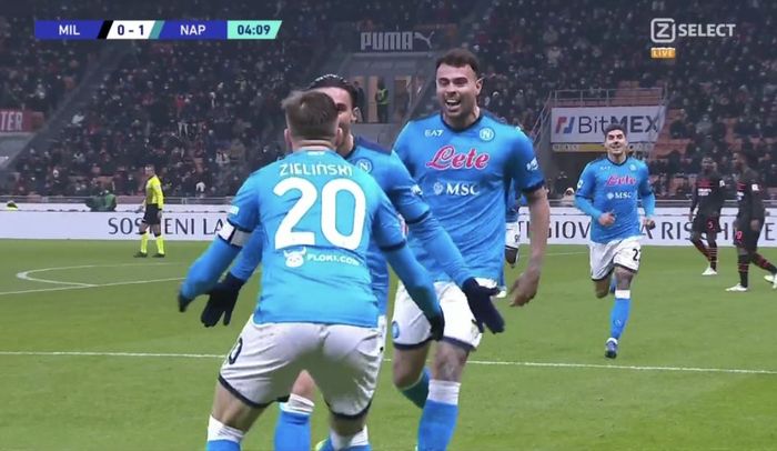 Dua pemain Napoli, Piotr Zielinski dan Eljif Elmas, merayakan gol ke gawang AC Milan pada pekan ke-18 Liga Italia 2021-2022 di Stadion San Siro, Minggu (19/12/2021).