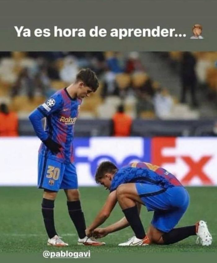 Postingan pemain muda Barcelona, Nico Gonzalez, saat mengikat tali sepatu rekan setimnya, Gavi.