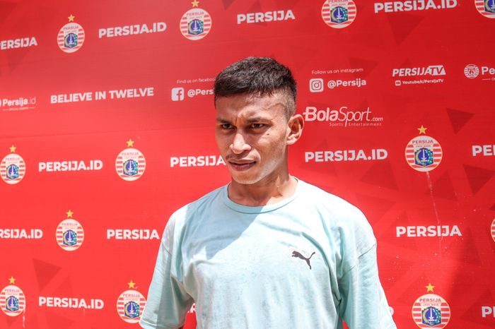 Pemain sayap kiri Persija Jakarta, Osvaldo Haay, sedang diwawancara di di Por Pelita Jaya, Sawangan, Jawa Barat, 17 Desember 2021.