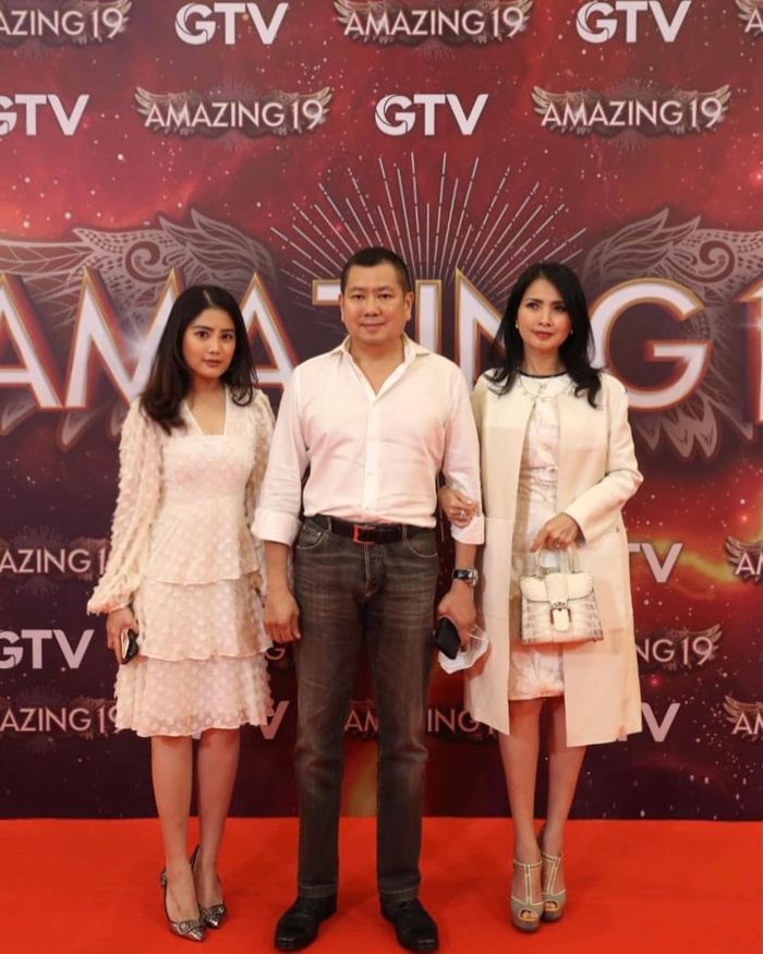 Fashion kompak Valencia Tanoesoedibjo bareng mama.