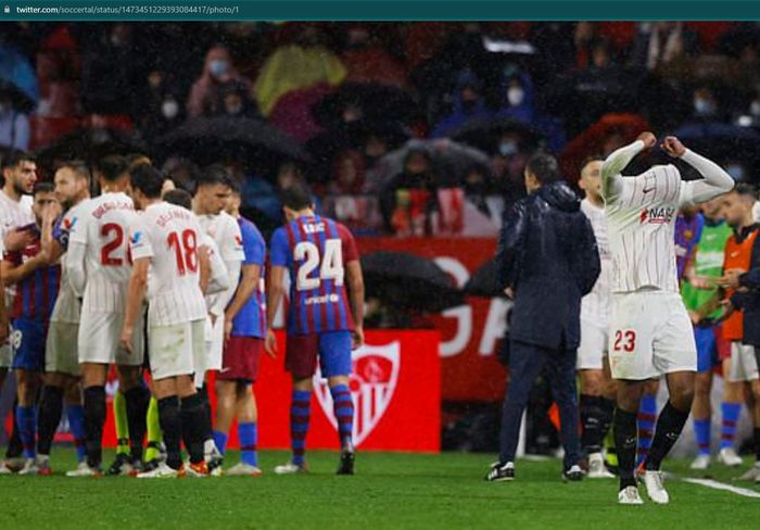 Jules Kounde diusir wasit usait kedapatan melempar bola ke arah wajah Jordi Alba.