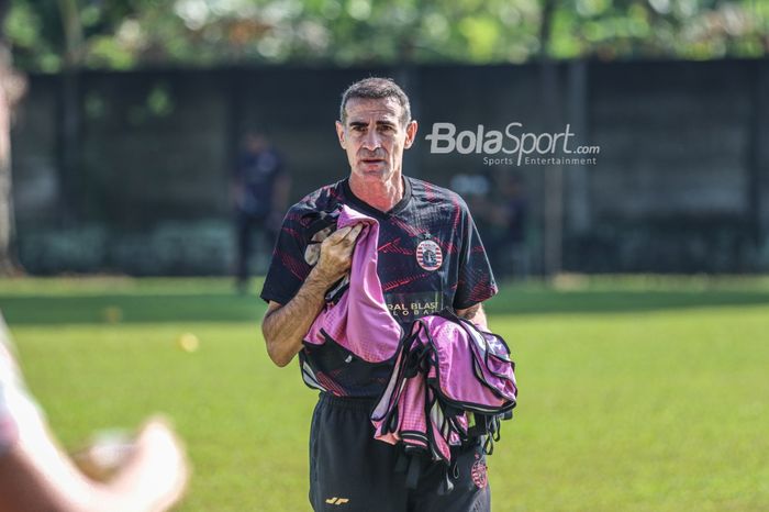 Pelatih Persija Jakarta, Angelo Alessio, nampak sedang memegangi rompi saat memimpin latihan skuat Macan Kemayoran  di Lapangan Por Pelita Jaya, Sawangan, Jawa Barat, 17 Desember 2021.