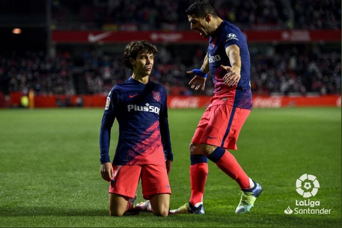 Penyerang Atletico Madrid, Joao Felix, tengah merayakan gol yang dicetak ke gawang Granada bersama Luis Suarez