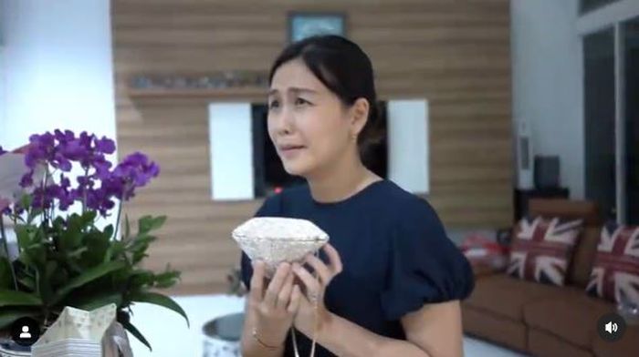 Veronica Tan terharu dapat kado mewah dari putranya, Nicholas Sean