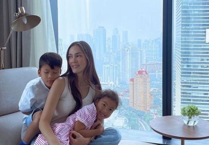 Cathy Sharon dan dua anaknya