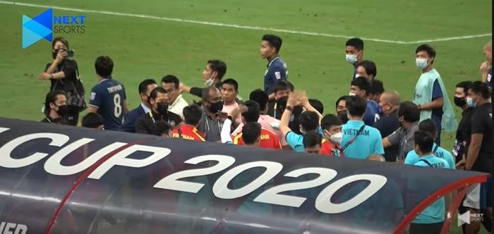 Park Hang-seo sempat terlibat keributan dengan Theerathon Bunmathan di depan bench saat laga laga Vietnam Vs Thailand,   dalam laga semifinal leg pertama Piala AFF 2020 di National Stadium Singapura, Kamis (23/12/2021).