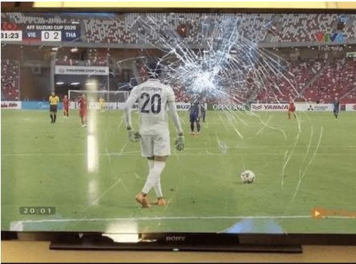 Gambar yang menunjukkan fans Vietnam memecahkan layar televisi usai tim kebanggaannya dihajar Thailand.
 