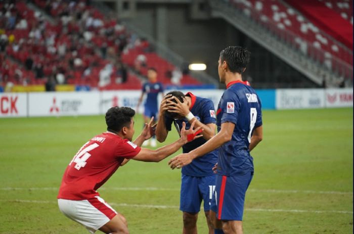 Kapten Timnas Indonesia Asnawi Mangkualam Bahar langsung mendatangi dan menyampaikan sesuatu setelah Faris Ramli gagal eksekusi penalti dalam semifinal leg kedua Piala AFF 2020 di Stadion Nasional, Singapura, Sabtu (25/12/2021).