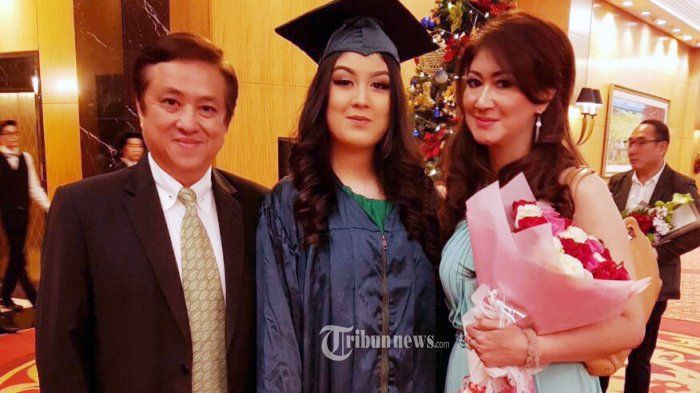 Ferry Juan dan Zarima Mirafsur hadir di acara graduation anak semata wayang pada Senin (11/12/2017).