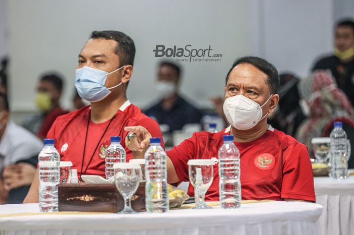 Menteri Pemuda dan Olahraga Republik Indonesia, Zainudin Amali (kanan), nampak sedang memberikan reaksi saat menonton pertandingan leg pertama Final Piala AFF 2020 dalam acara nonton bareng di  Kantor Kemenpora, Senayan, Jakarta, 29 Desember 2021.