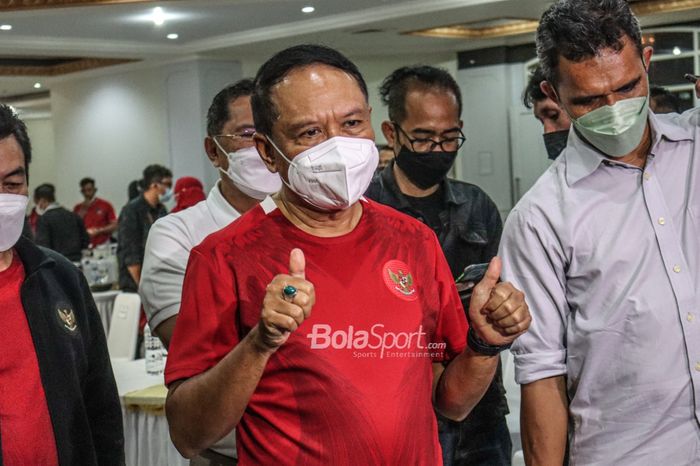 Menteri Pemuda dan Olahraga Republik Indonesia, Zainudin Amali, nampak menunjukkan reaksi jempol kepada awak media seusai nobar final leg pertama Piala AFF 2020 di Kemenpora, Jakarta, 29 Desember 2021.