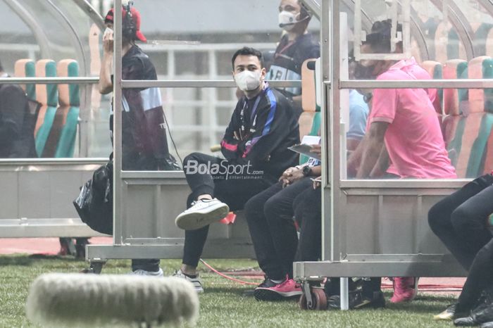 Chairman RANS Cilegon FC, Raffi Ahmad, nampak ikut dalam bench pemain saat laga final Liga 2 2021 di Stadion Pakansari, Bogor, Jawa Barat, 30 Desember 2021.