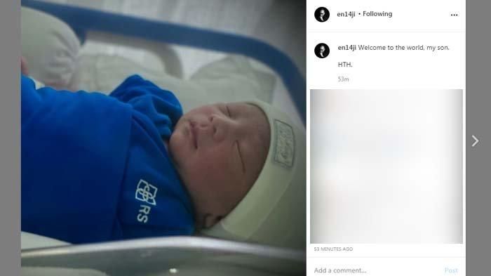 Enji bagikan potret anaknya