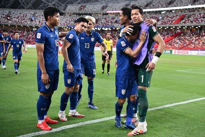 Kapten timnas Thailand, Chanathip Songkrasin yang dijuluki Lionel Messi Thailand menghampiri rekannya, Kawin Thamsatchanan dalam laga final leg pertama Piala AFF 2020 melawan timnas Indonesia.