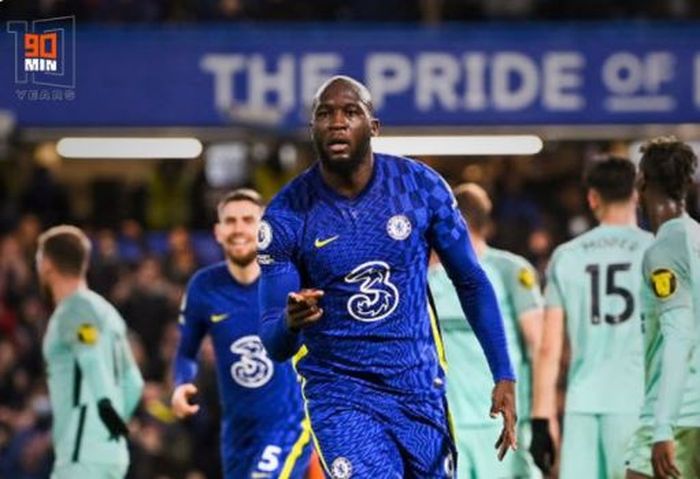 Striker Chelsea, Romelu Lukaku, merayakan gol dalam laga Liga Inggris kontra Brighton and Hove Albion di Stadion Stamford Bridge, Rabu (29/12/2021).