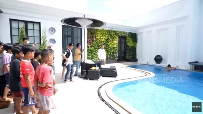 Rumah Ivan Gunawan diserbu warga gegara Ayu Ting Ting, Ruben Onsu, dan Wendy Cagur
