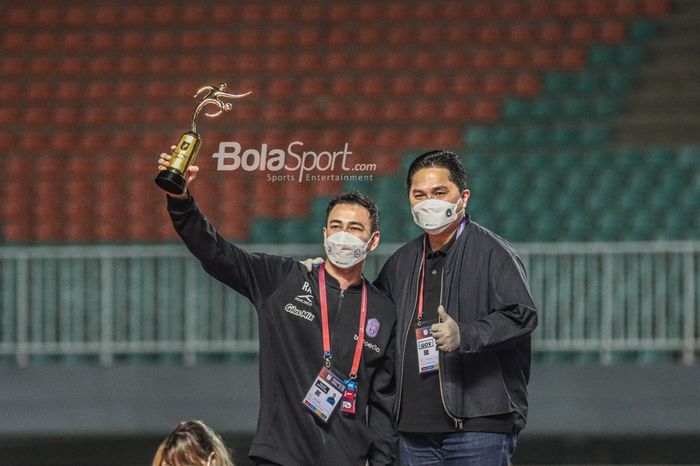 Raffi Ahmad (kiri) sedang berfoto dengan Erick Tohir (kanan) seusai RANS Cilegon FC mendapatkan penghargaan tim paling fair play di Liga 2 2021.