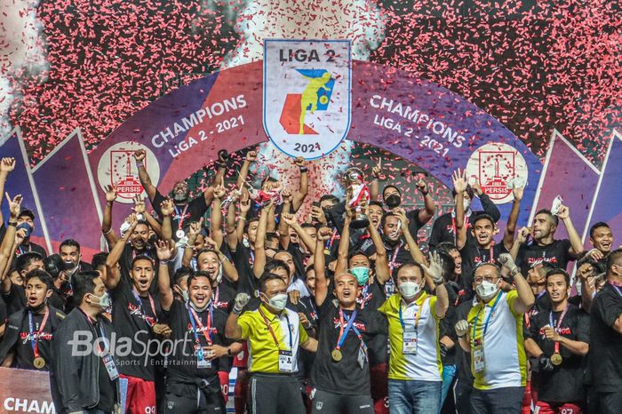 Momen Persis Solo angkat piala seusai menjadi juara Liga 2 2021 di Stadion Pakansari, Bogor, Jawa Barat, 30 Desember 2021.