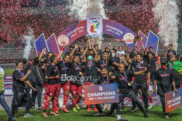 Momen Persis Solo angkat piala seusai menjadi juara Liga 2 2021 di Stadion Pakansari, Bogor, Jawa Barat, 30 Desember 2021.