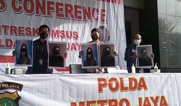 Polisi menangkap pesinetron CA atas dugaan kasus prostitusi di sebuah hotel mewah di kawasan Jakarta Pusat.