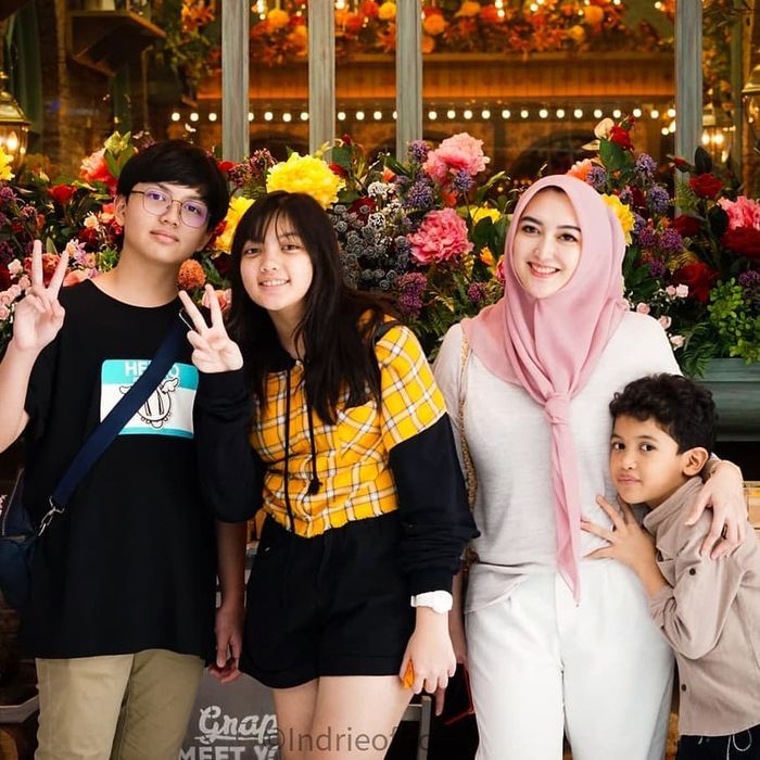 Mantan Istri Sahrul Gunawan dan ketiga anaknya. 