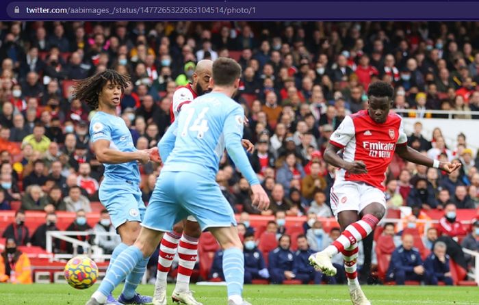 Pemain Arsenal, Bukayo Saka, mencetak gol ke gawang Manchester City dalam laga pekan ke-21 Liga Inggris 2021-2022 di Emirates Stadium, Sabtu (1/1/2022) pukul 19.30 WIB.