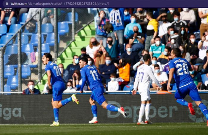 Para pemain Getafe merayakan gol ke gawang Real Madrid yang diciptakan Enes Unal dalam laga pekan ke-19 Liga Spanyol 2021-2022 di  Stadion Coliseum Alfonso, Minggu (02/01/2022) pukul 20.00 WIB. 