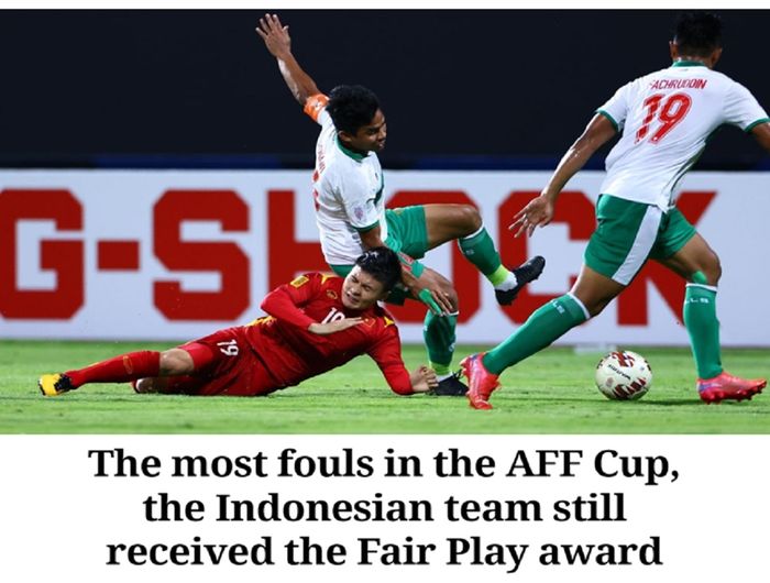 Media Vietnam menampilkan foto dan judul artikel tentang pelanggaraan yang dilakukan pemain Timnas Indonesia terhadap pemain Vietnam di Piala AFF 2020.