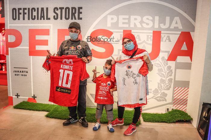 Ada The Jakmania yang turut membawa keluarganya dalam acara meet and greet dengan pemain baru Macan Kemayoran di Persija Store, Kuningan, Jakarta, 3 Januari 2022.