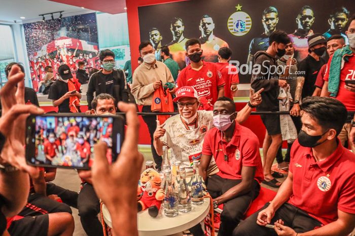 Salah satu The Jakmania berkesempatan berfoto bersama dengan para pemain baru Macan Kemayoran di Persija Store, Kuningan, Jakarta, 3 Januari 2022.