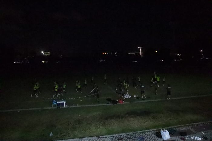 Stadion Samudra, Bali, yang sedang dalam kondisi lampu mati tepat saat Tira Persikabo menjalani official training, Selasa (4/1/2022). 