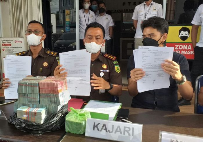 I Wayan Riana, Kajari Bintan, menunjukkan pengembalian uang insentif nakes yang dikorupsi kepala Puskesmas dan dokter. 