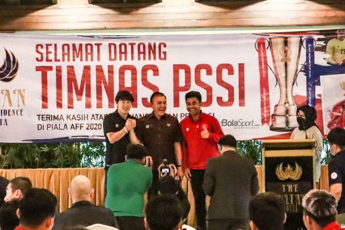 Ketua Umum PSSI, Mochamad Iriawan (tengah), sedang berfoto dengan pelatih timnas Indonesia, Shin Tae-yong (kiri), dan salah satu pemain skuat Garuda yakni Asnawi Mangkualam (kanan), dalam acara pelepasan skuat timnas Indonesia di Hotel Sultan, Jakarta, 6 Januari 2022.