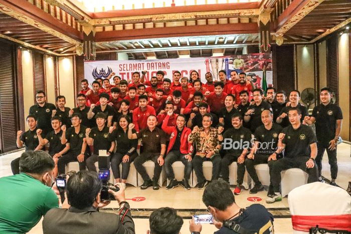 Skuat timnas Indonesia asuhan Shin Tae-yong sedang berfoto bersama dengan jajaran PSSI di Hotel Sultan, Jakarta, 6 Januari 2022.
