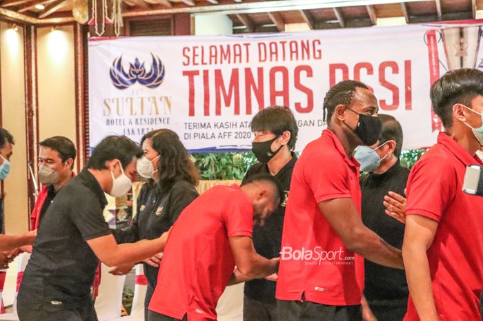 Pelatih timnas Indonesia, Shin Tae-yong (tengah), sedang menyalami para pemain Garuda di Hotel Sultan, Jakarta, 6 Januari 2022.
