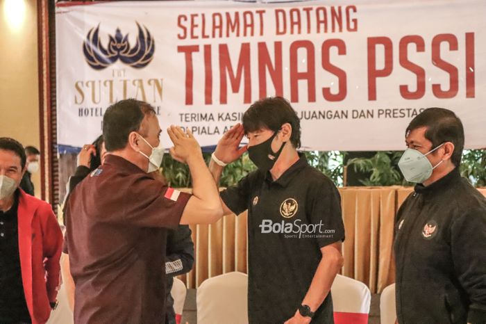 Ketua Umum PSSI, Mochamad Iriawan, (kiri), nampak sedang memberikan hormat kepada pelatih timnas Indonesia, Shin Tae-yong (tengah), dalam acara pelepasan skuat Garuda di Hotel Sultan, Jakarta, 6 Januari 2022.